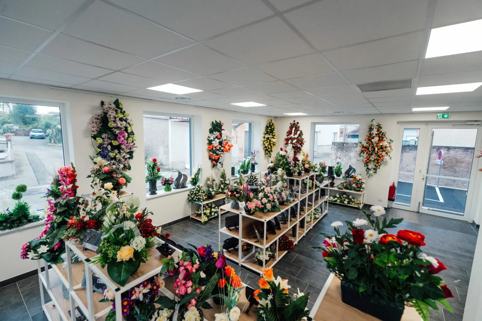 Espace de vente de fleurs artificielles et d'articles funéraires aux Pompes Funèbres Rohfritsch