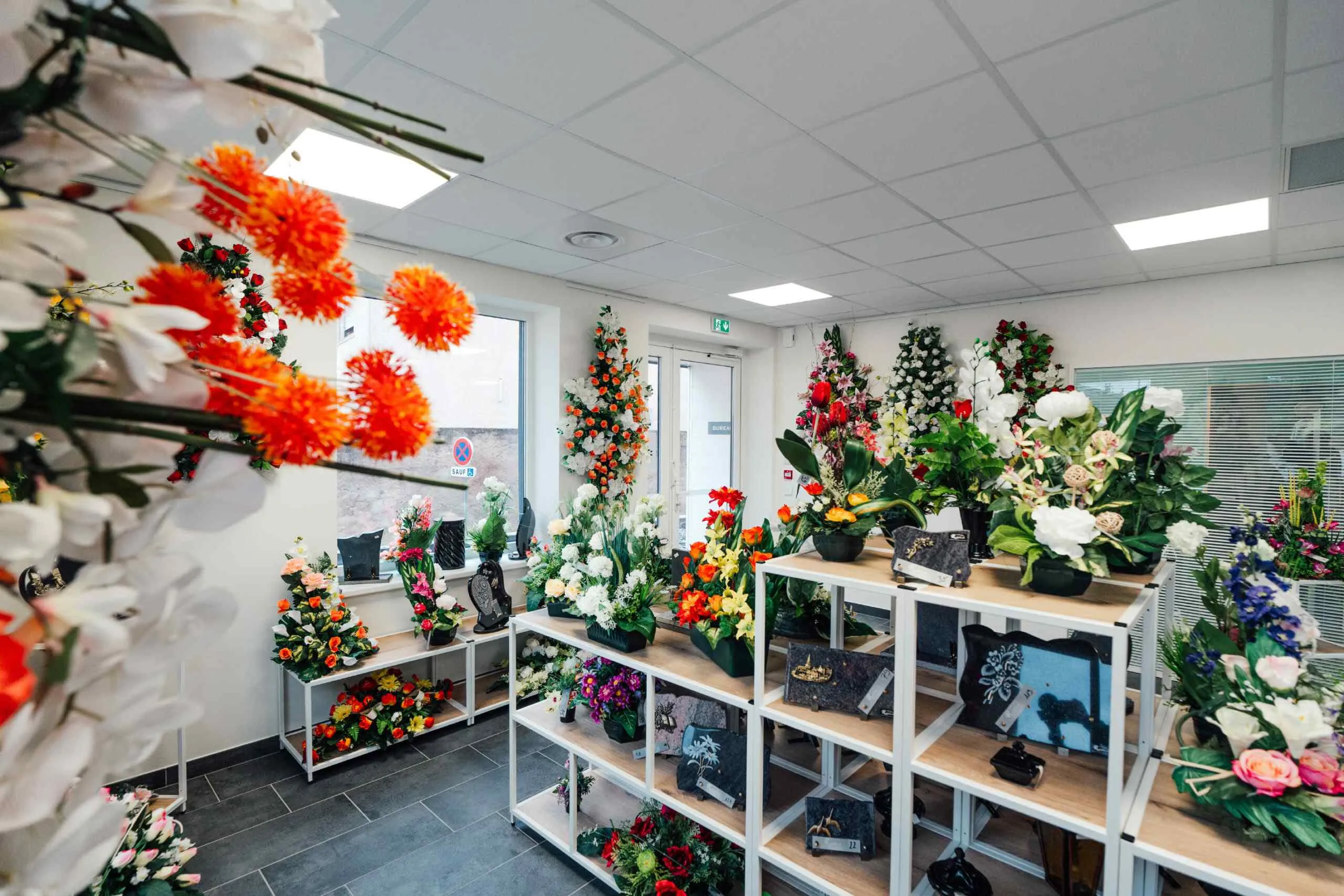 Large choix de fleurs de deuil et plaques funéraires aux Pompes Funèbres Rohfritsch