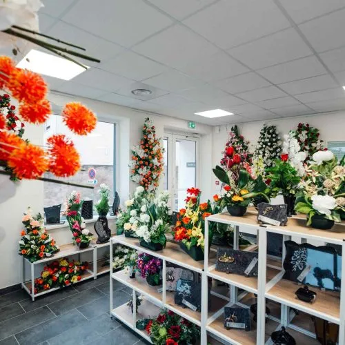 Large choix de fleurs de deuil et plaques funéraires aux Pompes Funèbres Rohfritsch