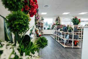 fleurs dans un vase dans un cimetiere