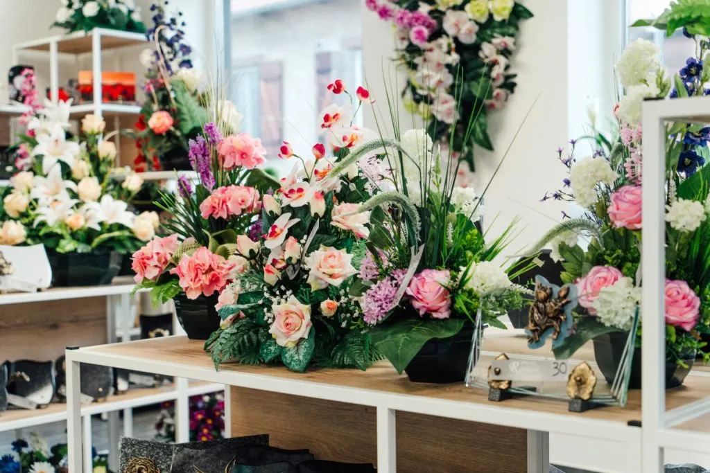 Compositions florales de deuil et fleurs artificielles aux Pompes Funèbres Rohfritsch