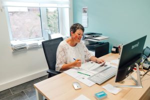 fleurs dans un vase dans un cimetiere