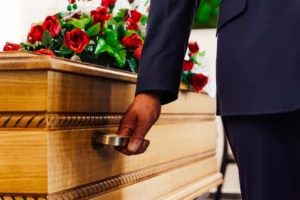 fleurs dans un vase dans un cimetiere