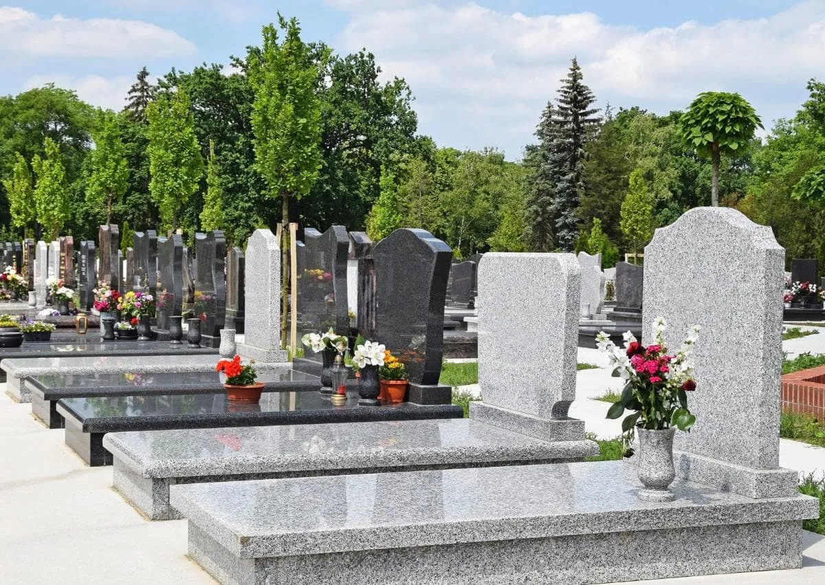 Installation de monuments funéraires et pierres tombales sur mesure en granit par nos marbriers